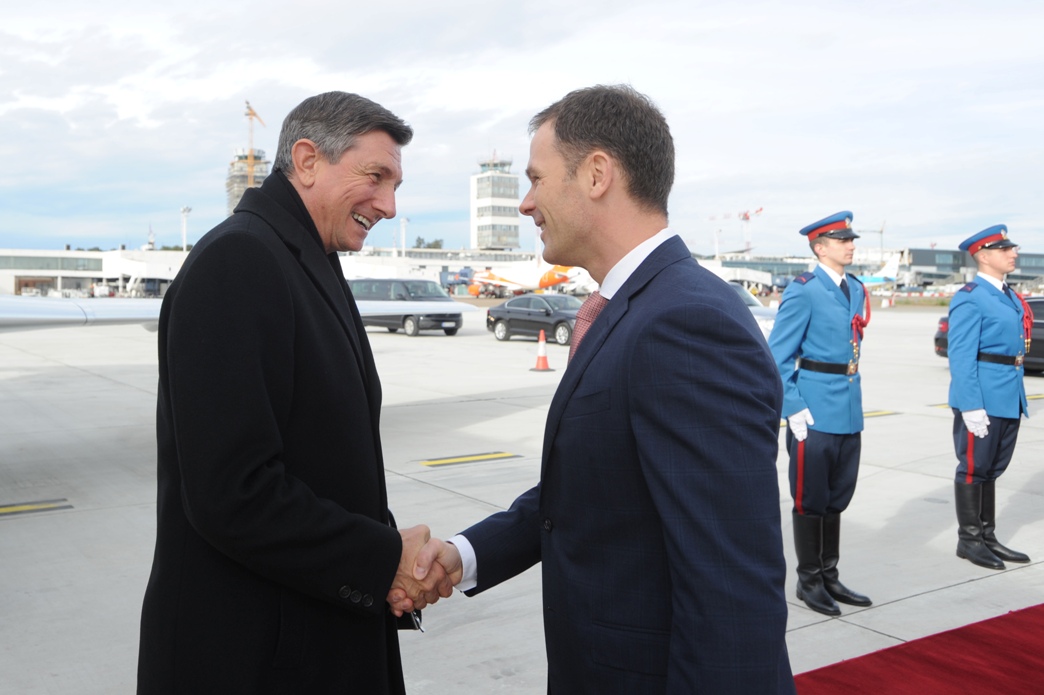 Pahor stigao u Beograd, na aerodromu ga dočekao Mali