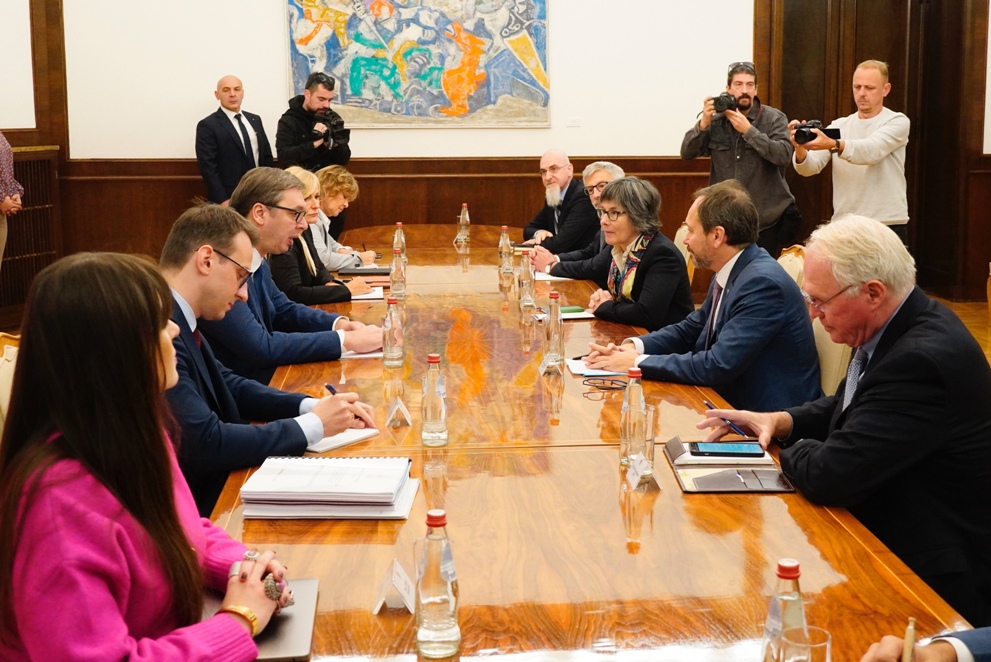 Vučić sa ambasadorima Kvinte i EU: Ozbiljni i važni razgovori za Srbiju