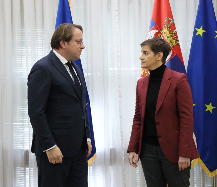 Brnabić prenela Varheljiju da Srbija ostaje posvećena reformama na putu ka EU