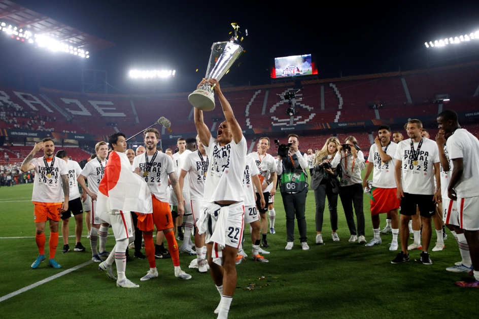 Fudbaleri Ajntrahta osvojili Ligu Evrope, trofej Kostiću