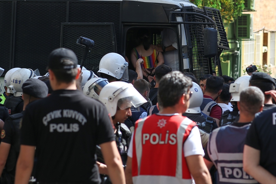 Policija u Istanbulu sprečila održavanje Parade ponosa, desetine privedene
