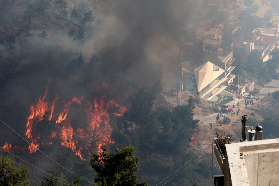 I dalje gori kod Atine, požar gase vatrogasni avioni i helikopteri