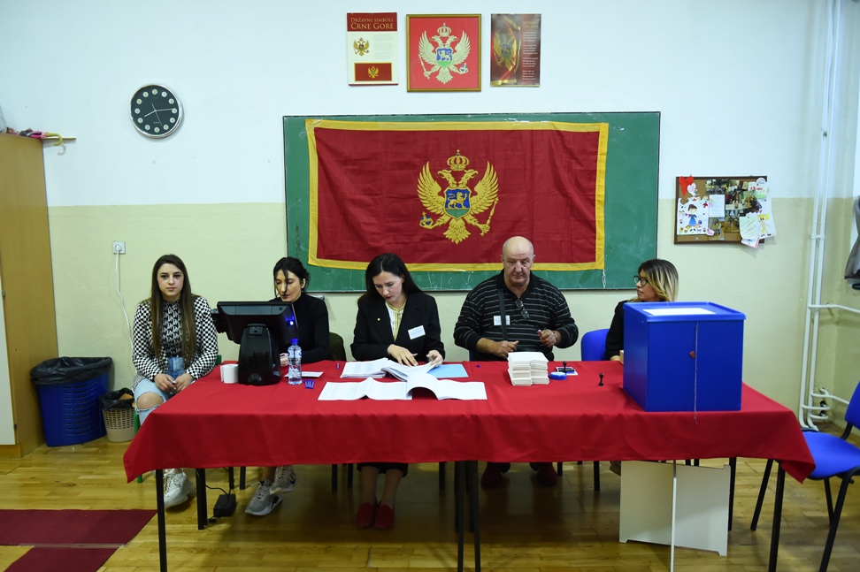 U Crnoj Gori zatvorena biračka mesta; Izlaznost 70,7 odsto