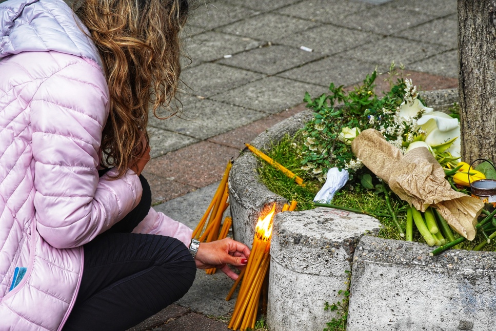 U Srbiji od petka trodnevna žalost, građani i deca polažu cveće i pale sveće kod OŠ ,,Vladislav Ribnikar