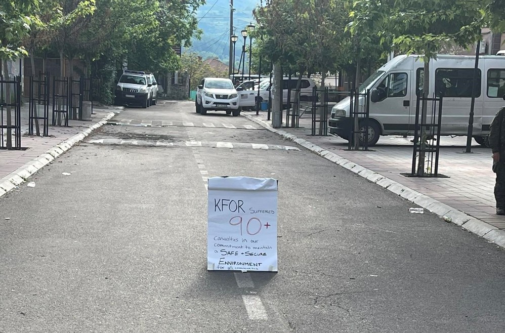 Pripadnici Kfora u Zvečanu postavili transparent o broju svojih žrtava na KiM