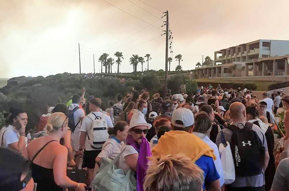 Na Rodosu evakuisano 30.000 ljudi zbog šumskih požara