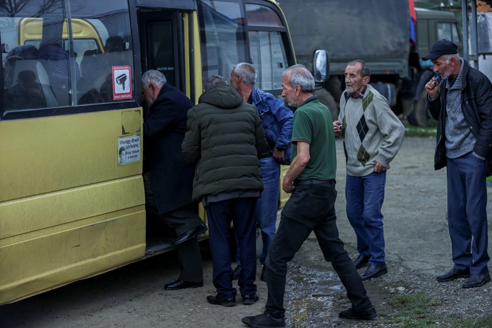 Poslednji autobus sa izbeglicama napustio Nagorno-Karabah, Jerevan optužuje Baku za etničko čišćenje