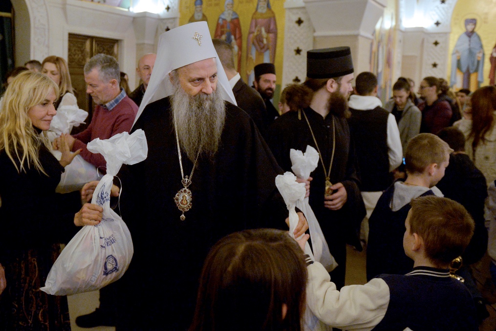 Patrijarh Porfirije podelio božićne paketiće deci bez roditeljskog staranja