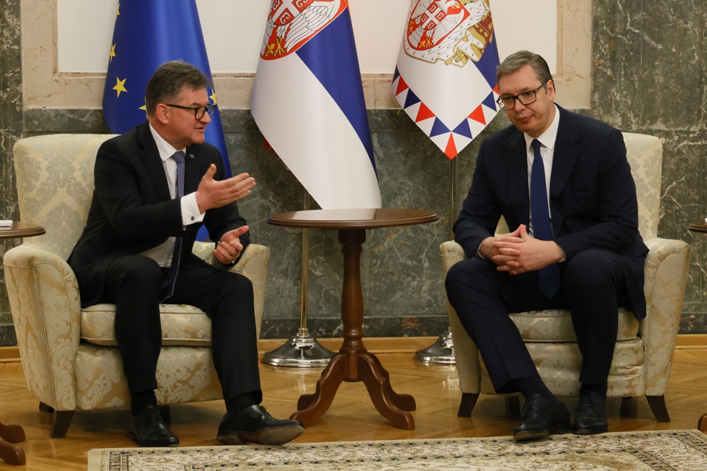 Vučić sa Lajčakom razgovarao o nepodnošljivim uslovima za život Srba na KiM