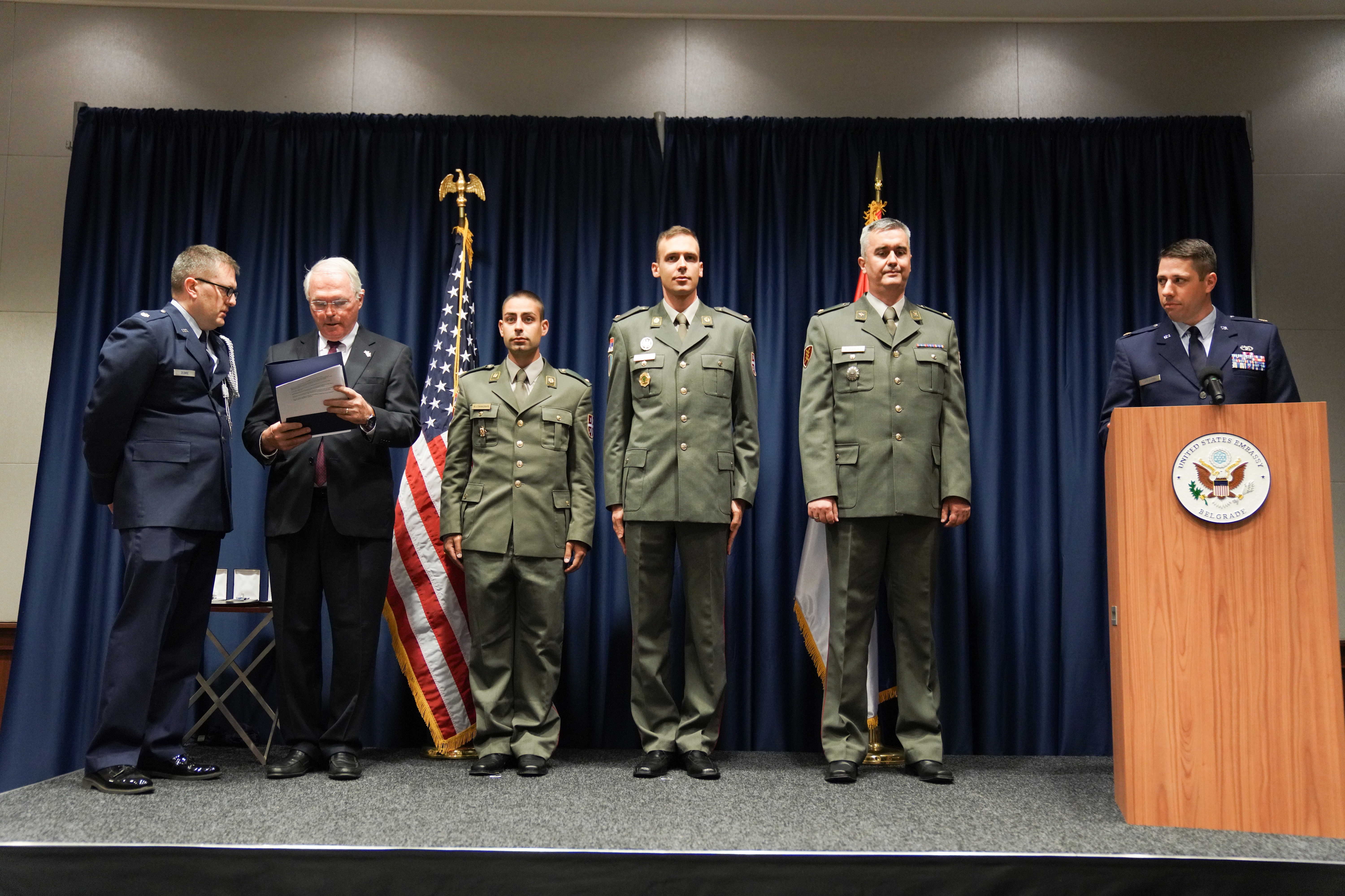 Hil uručio medalje srpskim vojnicima koji su pohađali kurseve u SAD