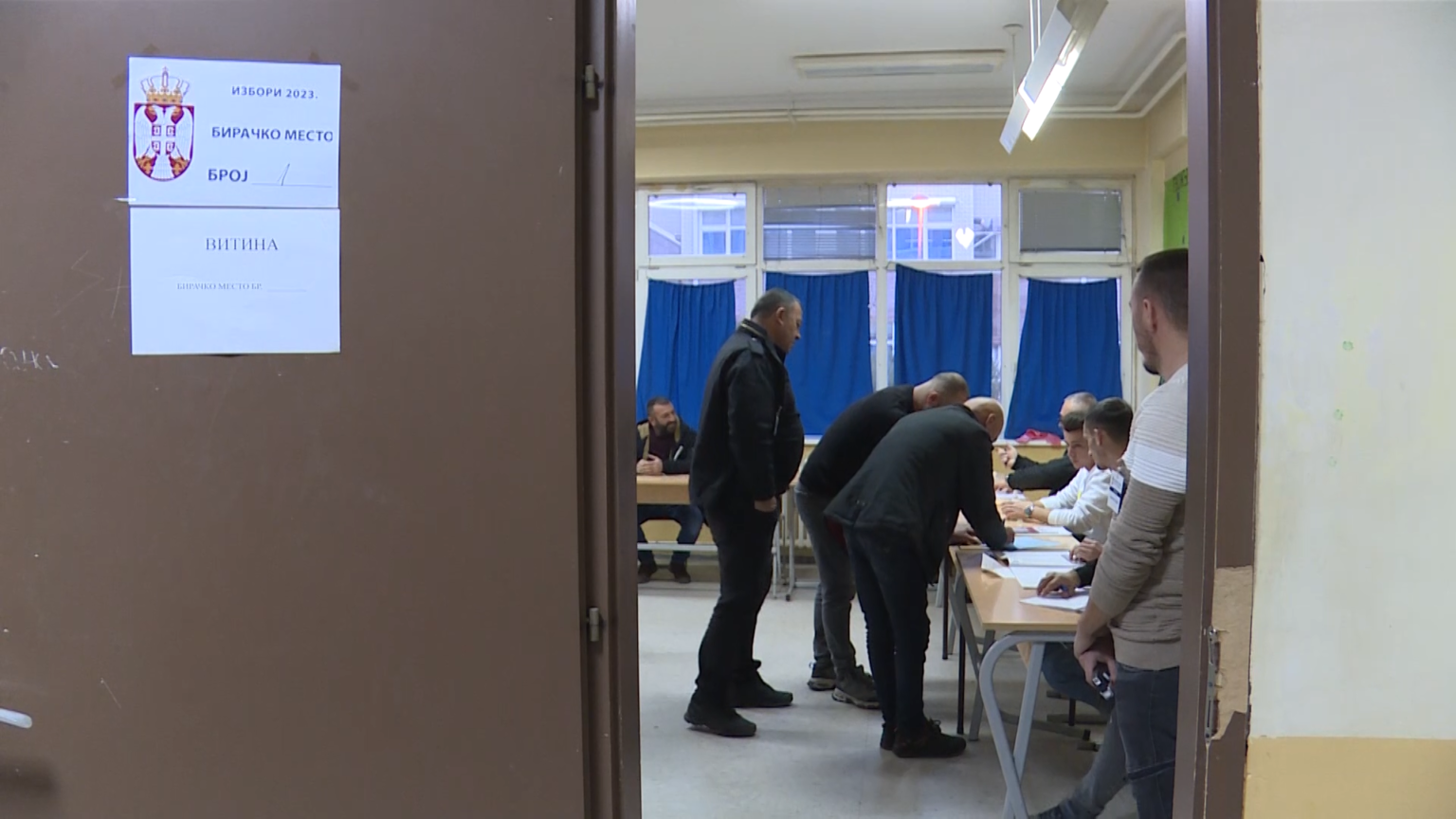 Veliki odziv birača iz Kosovskog Pomoravlja, na glasačkom mestu u Vranju čeka se pola sata