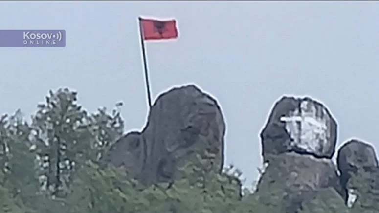 Na brdu iznad sela Grabovac postavljena albanska zastava