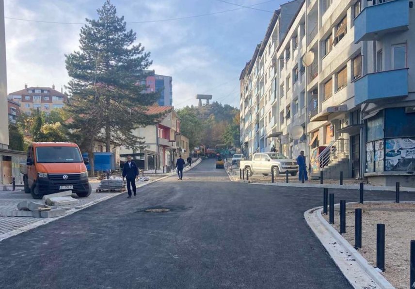 Izliven prvi sloj asfalta u ulici Vlade Ćetkovića u Severnoj Mitrovici