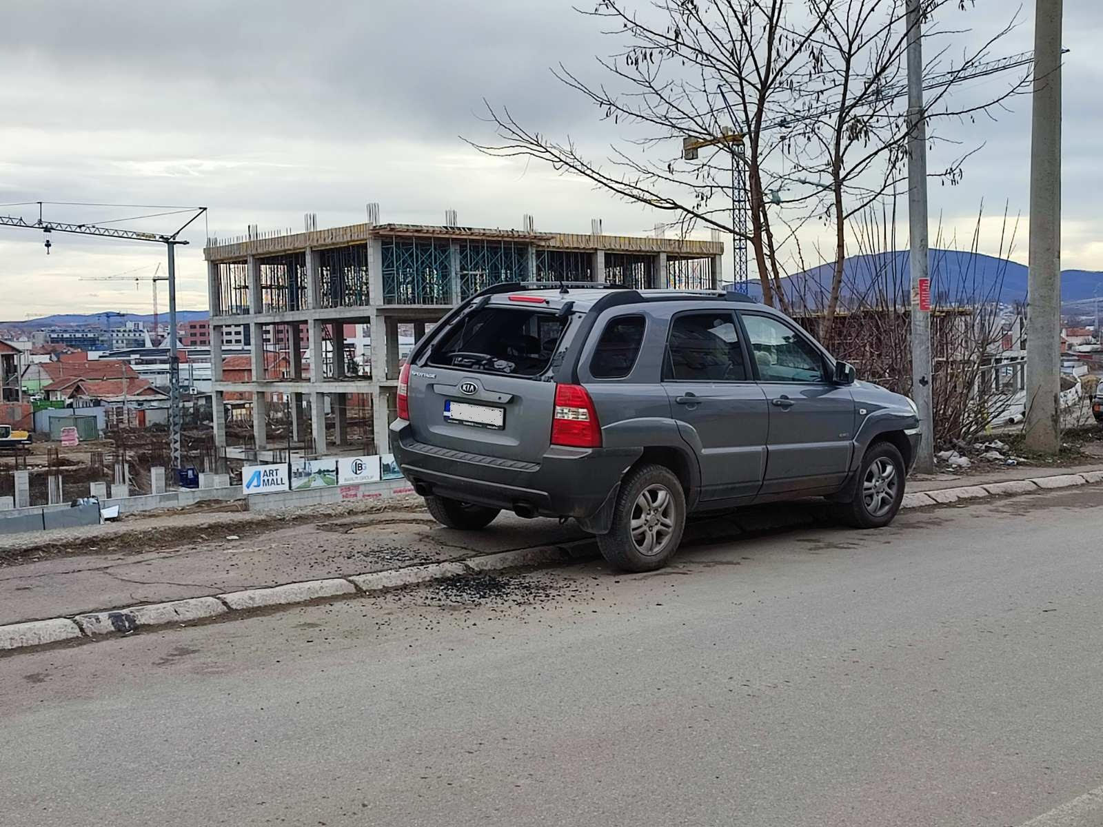 Albanac u Kolašinskoj prošao autom sa zastavom tzv.”OVK”, sirenama i gađao u auto sa srpskim tablicama