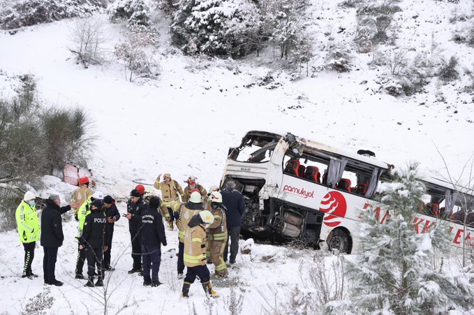 Autobus se survao u jarak kod Istanbula, tri osobe poginule