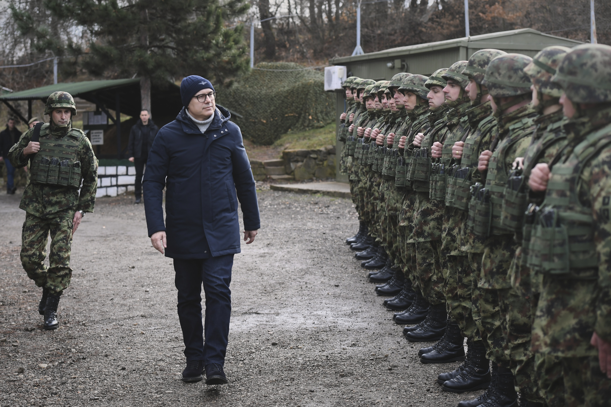 Vučević obišao pripadnike Vojske u Kopnenoj zoni bezbednosti 