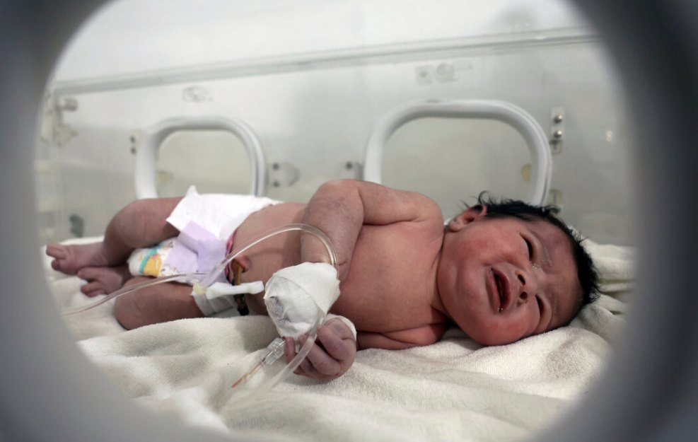Novorođena beba spasena iz ruševina u Siriji
