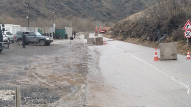 Kosovska policija ponovo postavila betonske prepreke na putu Mitrovica-Leposavić