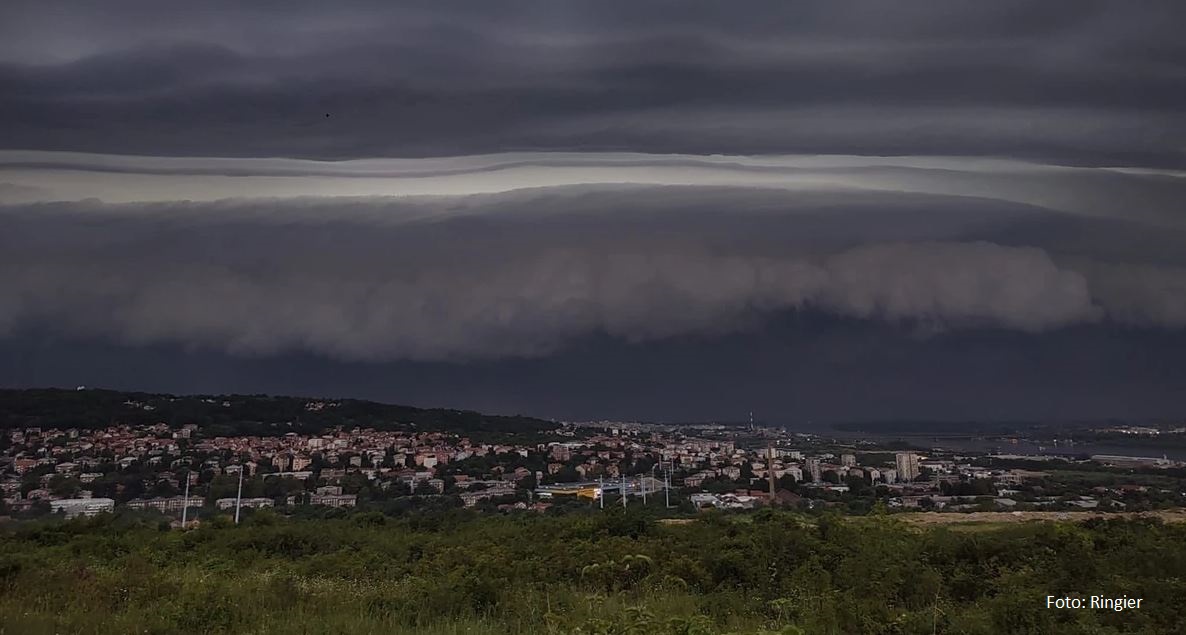 Nevreme u Srbiji; Oluja stigla u Beograd; Delovi Novog Sada bez struje