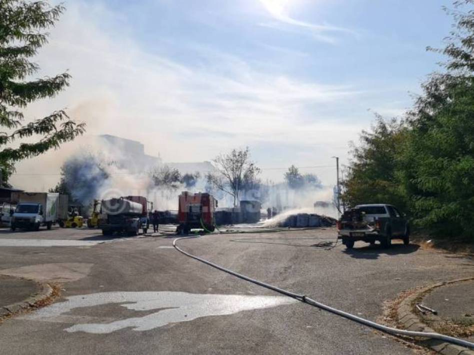 Izgorela deponija papira u Banjaluci, vatrogasac povređen