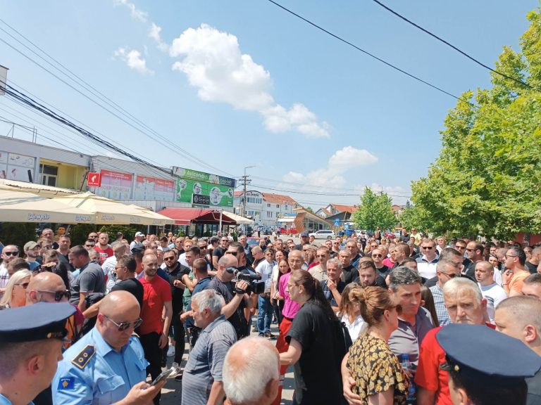Put u Gračanici i dalje blokiran, u toku razgovor predstavnika Srba sa policijom