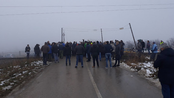 Meštani Međurova blokirali prugu, traže postavljanje rampe