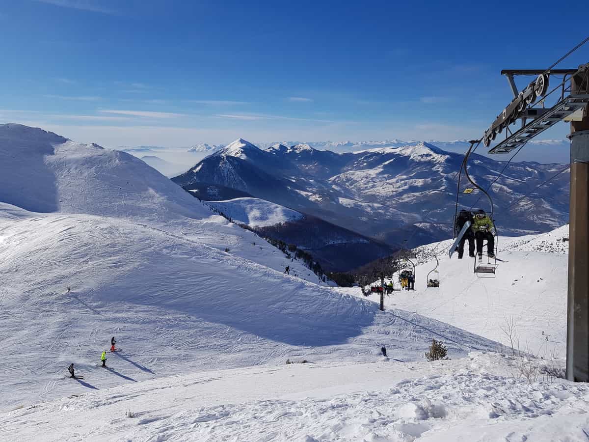 Na Brezovici poginula žena, skijala van obeleženog dela staze