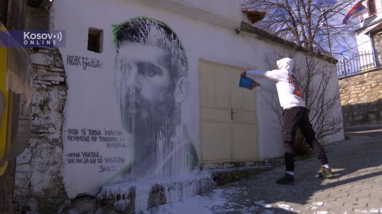 Deca, nastavnici i žitelji Orahovca čiste prekrečeni mural sa likom Đokovića