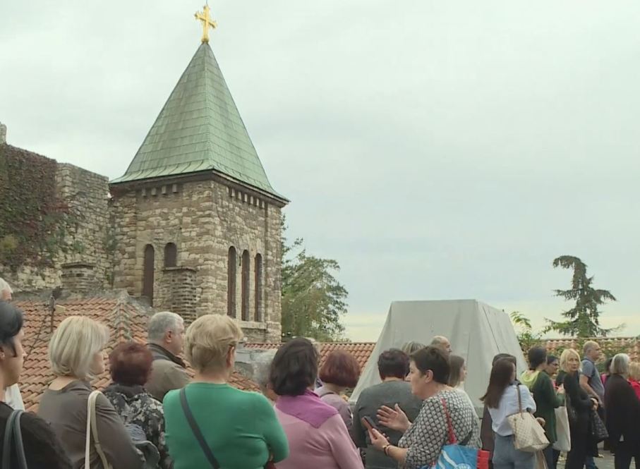 Veliki broj vernika na Kalemegdanu, čeka da uđe u kapelu Svete Petke