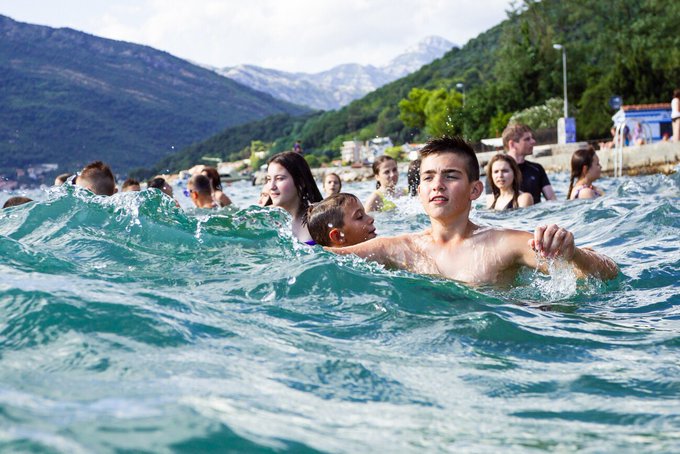 Mališani sa Kosova uživaju u čarima mora (foto)