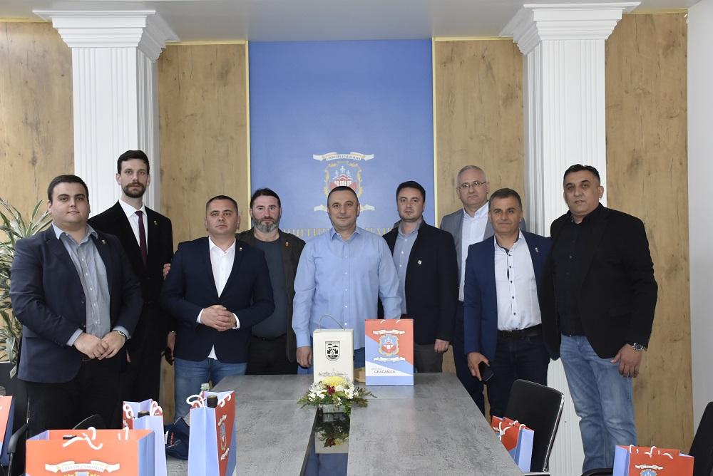 Delegacije iz Sremske Mitrovice i Inđije u poseti Gračanici