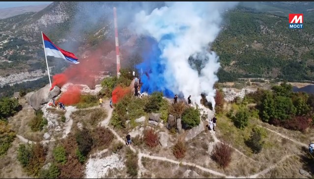 Sa Malog Zvečana na Dan srpskog jedinstva podignuta i dimna zastava (video)