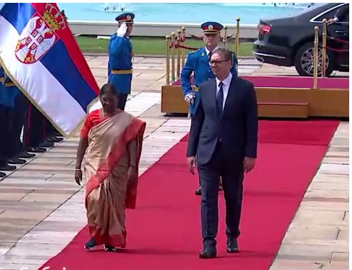 Predsednik Vučić dočekao predsednicu Indije ispred Palate 