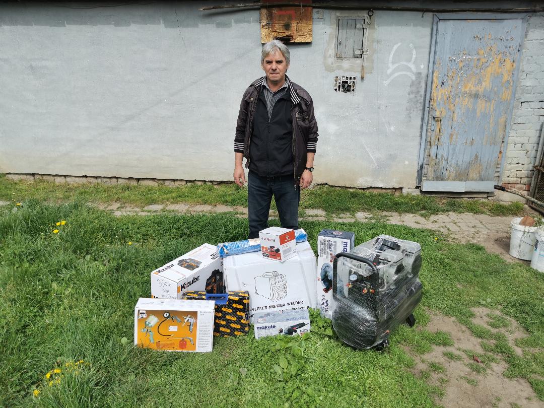Privremeni organ opštine Zvečan donirao interno raseljenim porodicama opremu u vidu alata i mašina
