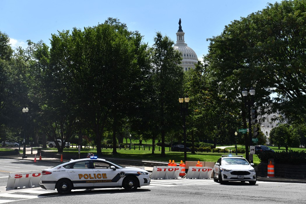 Uhapšen čovek koji je ispred Kongresa tvrdio da ima bombu