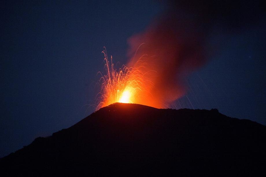 Proradio vulkan Etna, dim i lava leteli 100 metara uvis
