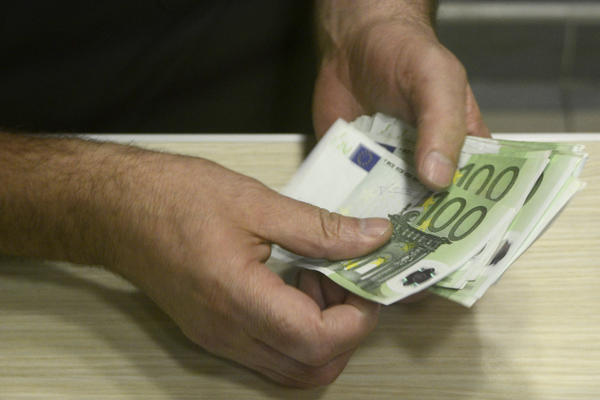 Carinici u kolima pronašli skrivenih 80.000 evra