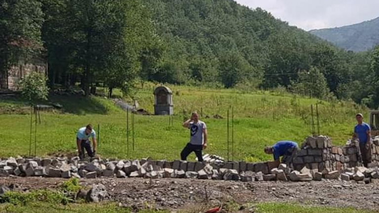 Fondacija Delije gradi zid oko manastita u Ceranjskoj Reci