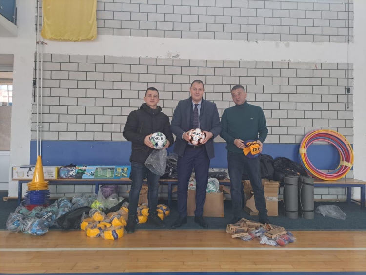 Zubin Potok: Od Kancelarije za vezu Rumunije osnovnim školama donacija u sportskoj opremi