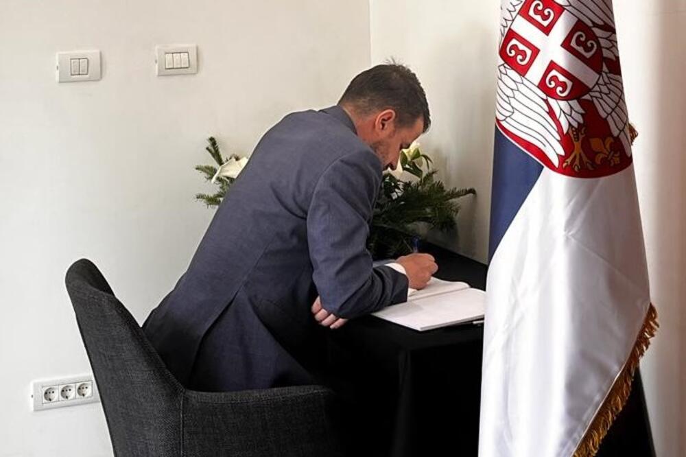 Jakov Milatović se upisao u Knjigu žalosti u Ambasadi Srbije u Podgorici