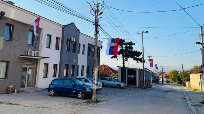 Srpske zastave istaknute i širom Kosovskog Pomoravlja
