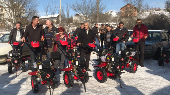 Opština Novo Brdo poklonila motokultivatore poljoprivrednicima