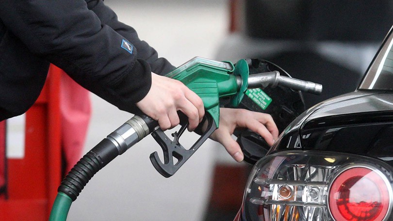 Benzin na Kosovu danas jeftiniji za tri evrocenta, cena nafte 1.74 evra
