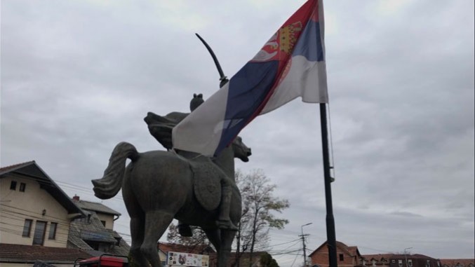Gračanica: Zapaljena zastava Srbije