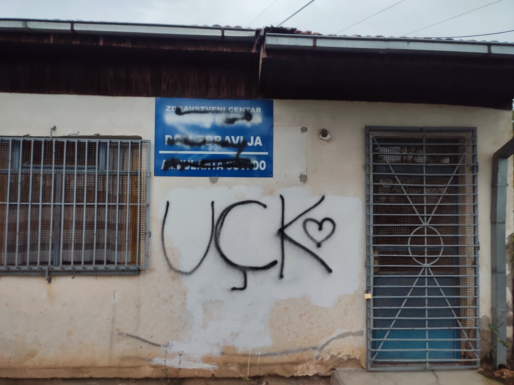 Zgrada ambulante u Suvom Dolu oskrnavljenja zloglasnim UČK grafitom