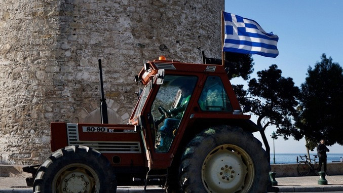Nezadovoljni poljoprivrednici iz cele Grčke krenuli organizovano prema Atini 