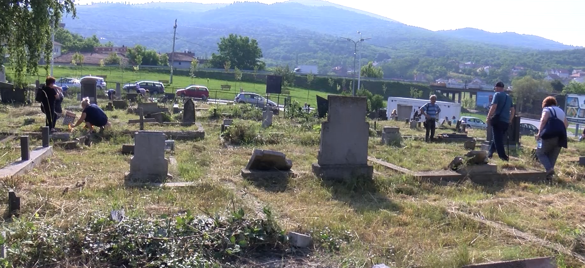 Srbi obeležili Zadušnice i na groblju u južnom delu Kosovske Mitrovice (foto)