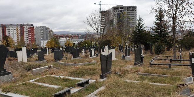 Gračanica: Veliki broj građana posetio groblja na Mitrovdanske zadušnice