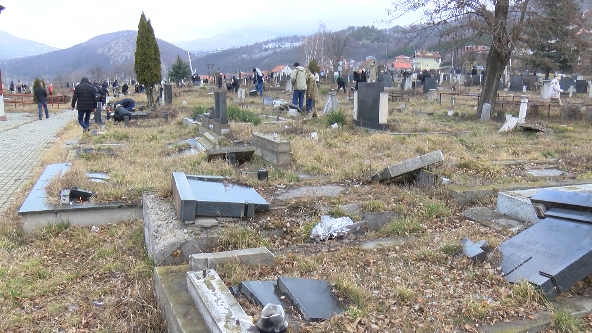 Groblje u južnom delu Kosovske Mitrovice u ruševinama i pod korovom