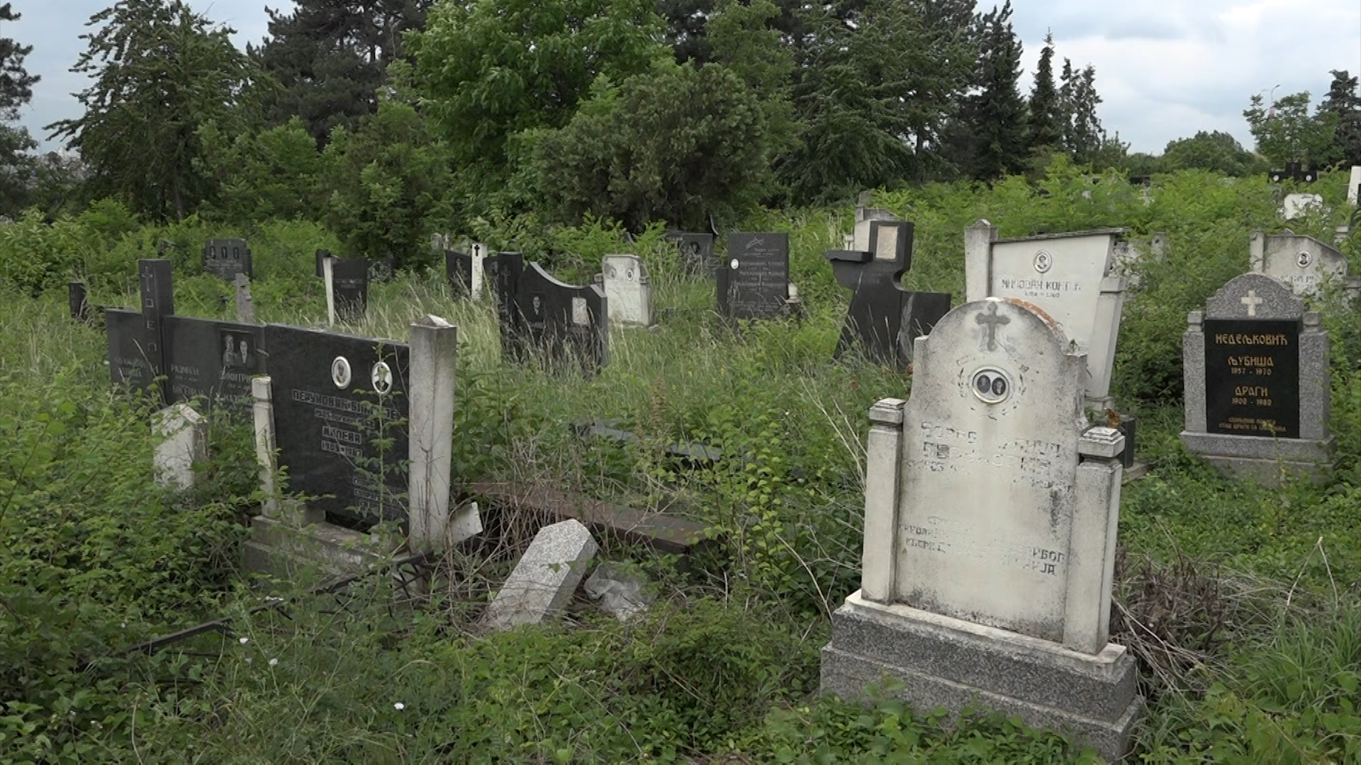 Veći deo groblja u Prištini i dalje nepristupačan, malobrojni Srbi posetili grobove svojih pokojnika